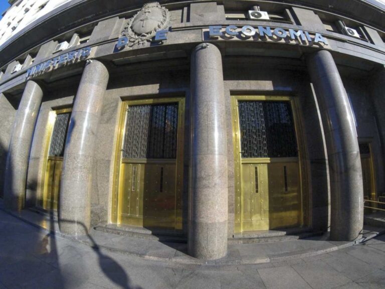 Arranca la baja del impuesto PAIS: qué productos espera el Gobierno que bajen de precio