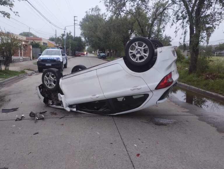 Un auto volcó en Belgrano casi Braulio Moyano de Villa Mercedes