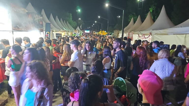 Al igual que la noche inaugural, una multitud disfruta la segunda noche de Calle Angosta