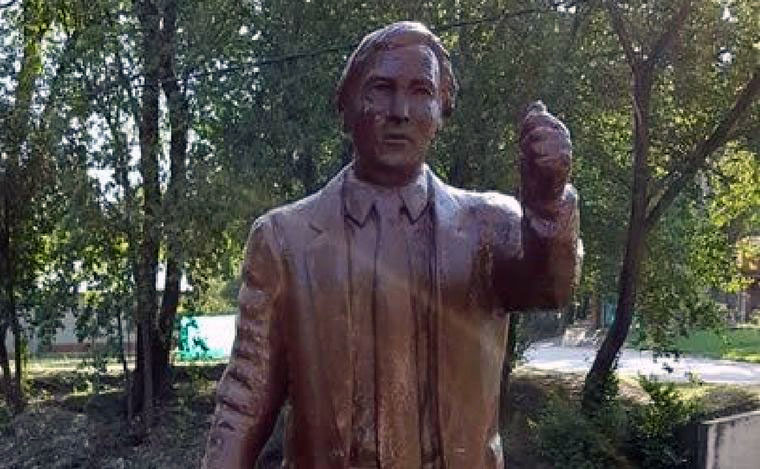 Polémica en Córdoba: Anisacate retiró la estatua de Kirchner y la reemplazará por otra de Favaloro