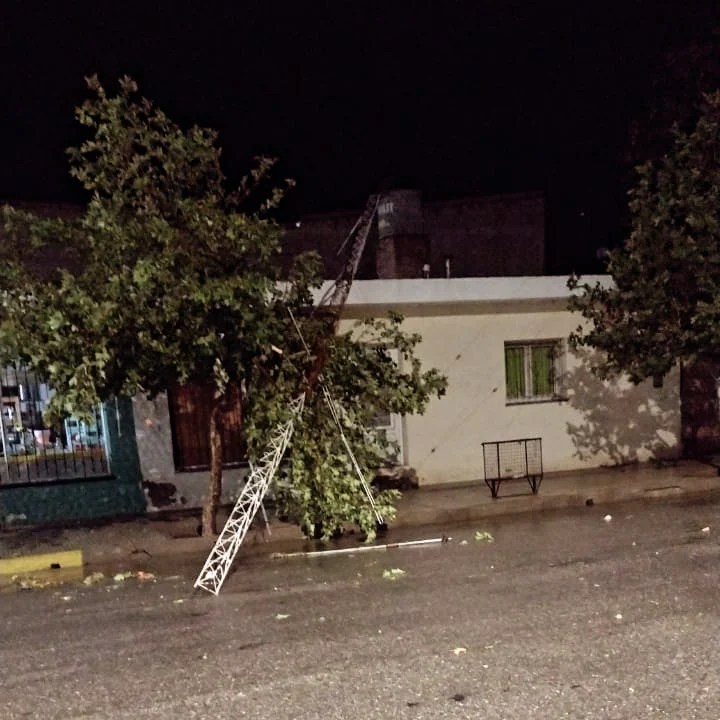 Impacto de la tormenta en Tilisarao: La torre de Radio Ciudad caída