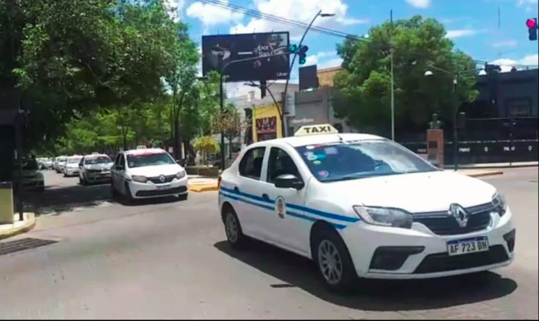 Pulseada por espacios: Taxistas de San Luis protestan contra Uber en bocinazo