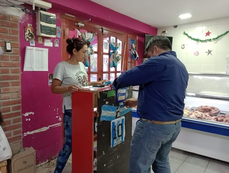 Un negocio en el Barrio Feliciano Sarmiento implementa el sistema braille apostando a la inclusión