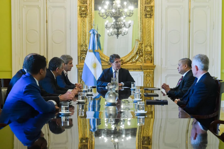 YPF y Petronas exploran proyecto de inversión para Gas Natural Licuado