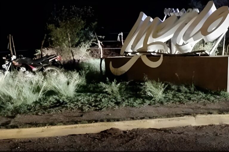 Trágico accidente en Merlo: Motociclista pierde la vida tras impactar contra un portal