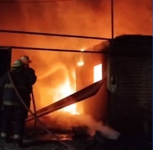Un violento enfrentamiento entre dos familias del Barrio 60 Viviendas culmina con una casa y un auto incendiados