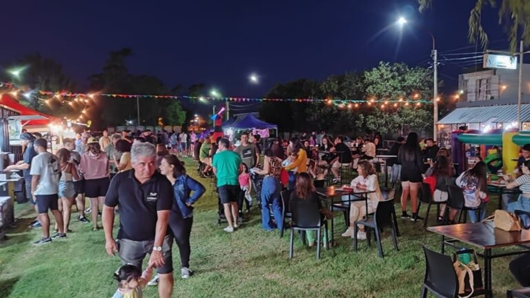 La Comuna Iluminó el Barrio Jardín del Sur con su Fiesta de Verano