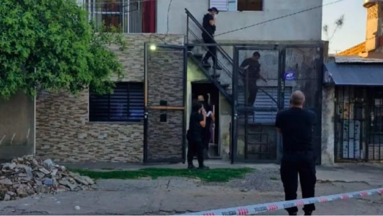 Rosario: Hombre de 30 años asesina a su madre y a su pareja, desencadenando una intensa búsqueda policial