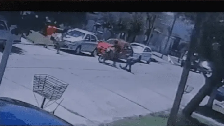 Motochorro perdió la pierna ortopédica en pleno robo y vecino lo detuvo con patada ninja