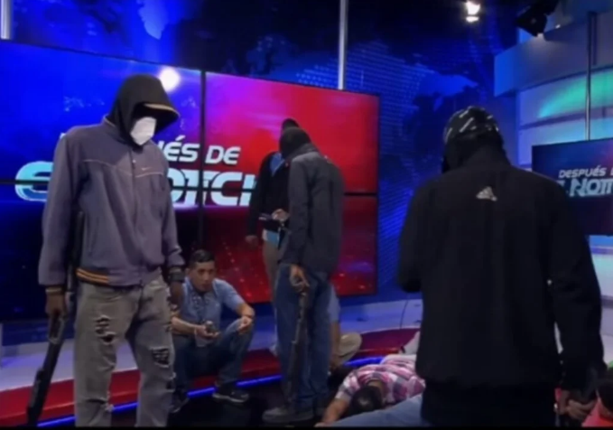 Encapuchados entraron a un canal de televisión en Ecuador y tomaron a los trabajadores de rehenes