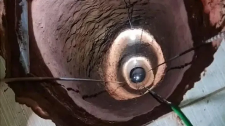 Soñó que había oro debajo de su cocina, cavó un pozo de 40 metros, cayó y murió