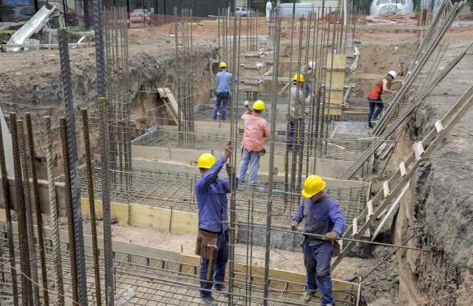 Salarios: la UOCRA alcanzó un acuerdo y negociará aumentos todos los meses