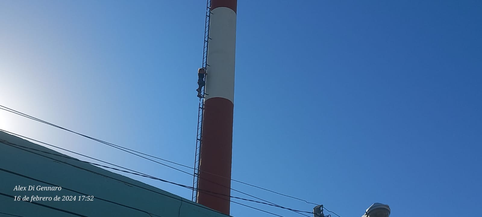 El intendente de San Luis la dejó sin trabajo y quiso tirarse de una antena