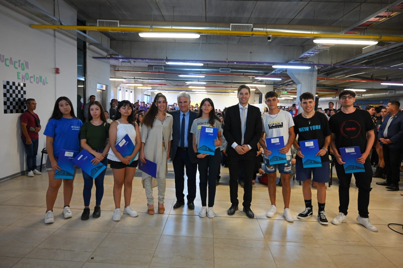 Poggi entregó en Villa Mercedes "Becas al Mérito" a 150 estudiantes destacados