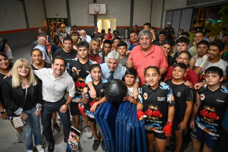 Poggi visitó gimnasios y entregó equipamiento deportivo de boxeo