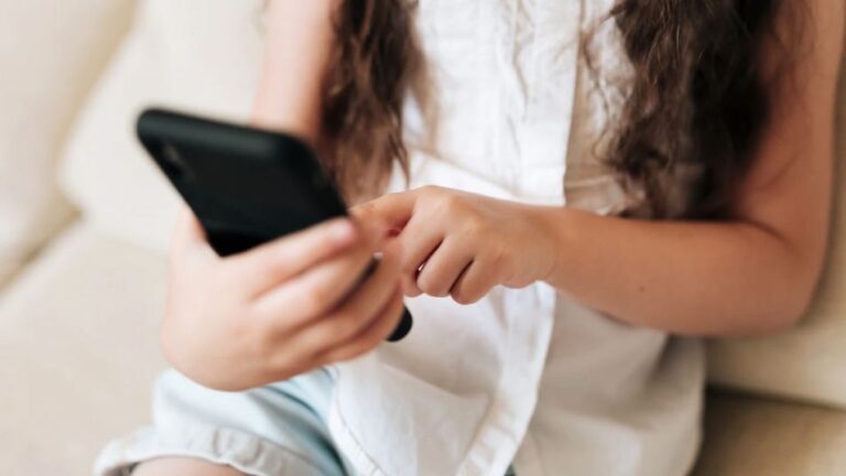 Una mujer deberá indemnizar a su expareja por acosarlo en redes sociales.