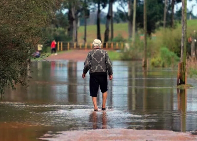 En Corrientes evacuaron a cientos de familias luego del fuerte temporal