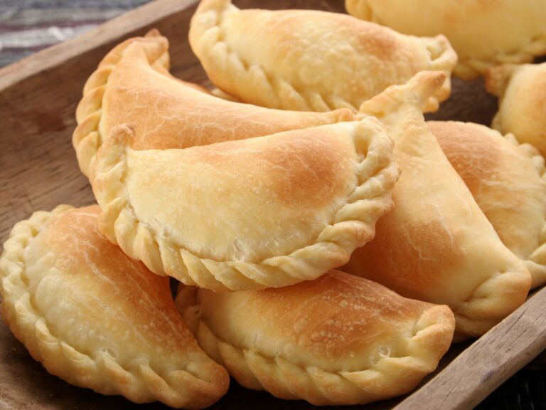 Un par de médicos de Buena Esperanza recurren a la venta de empanadas ante deudas del gobierno