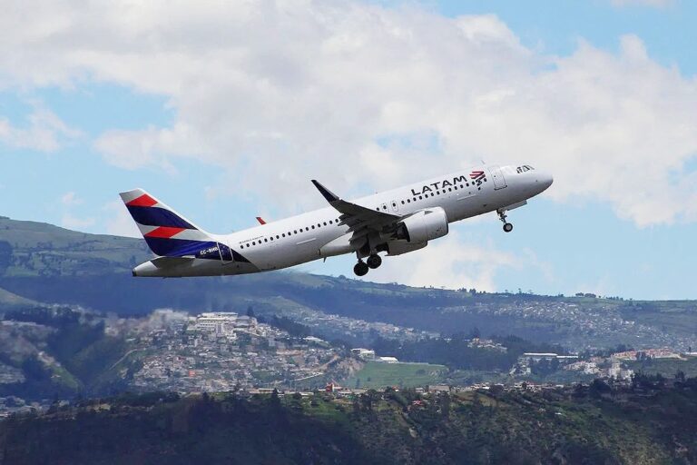 Dramática falla técnica en vuelo de Latam: 12 heridos tras brusco movimiento en pleno vuelo