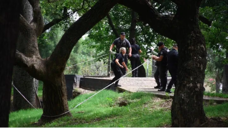 El cuerpo fue hallado por una vecina que pasó por el lugar.