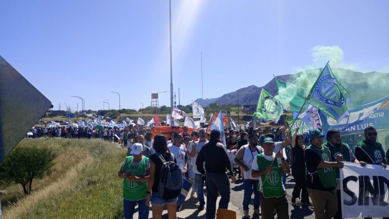 Trabajadores estatales de San Luis exigieron aumentos salariales