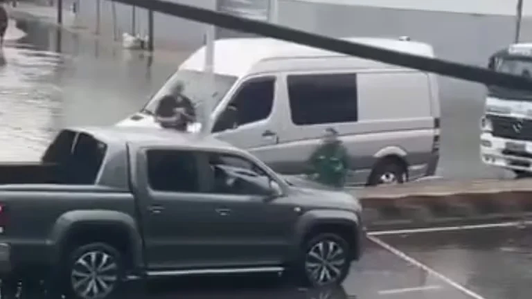 Furia al volante: atropelló a un vecino porque no lo dejaba pasar en una calle inundada