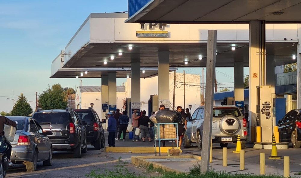 Largas colas en estaciones de servicio por el aumento de combustibles anunciado para el lunes