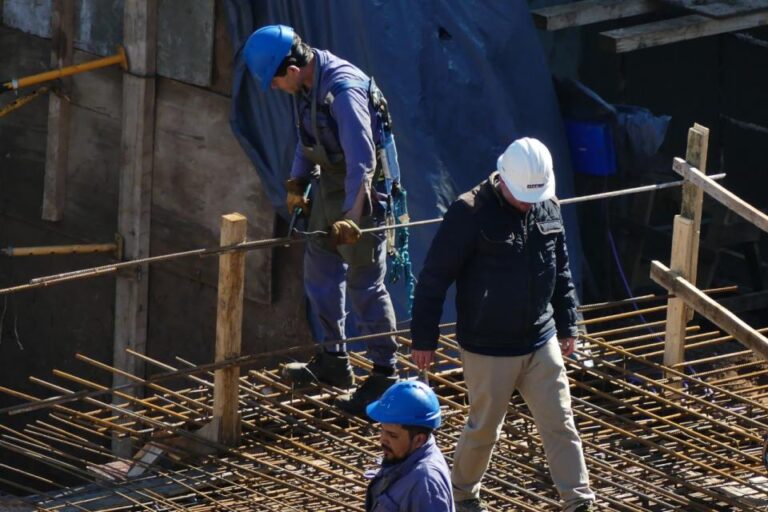 Crisis en la Construcción: Pérdida de 80,000 Empleos y Plan de Lucha de la UOCRA.