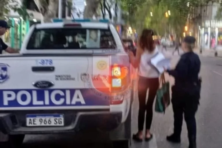 La Policía detuvo a una mujer que robó ropa de un comercio en Villa Mercedes