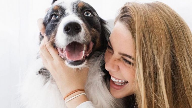 El perro de asistencia que cuida de su dueña ante una convulsión