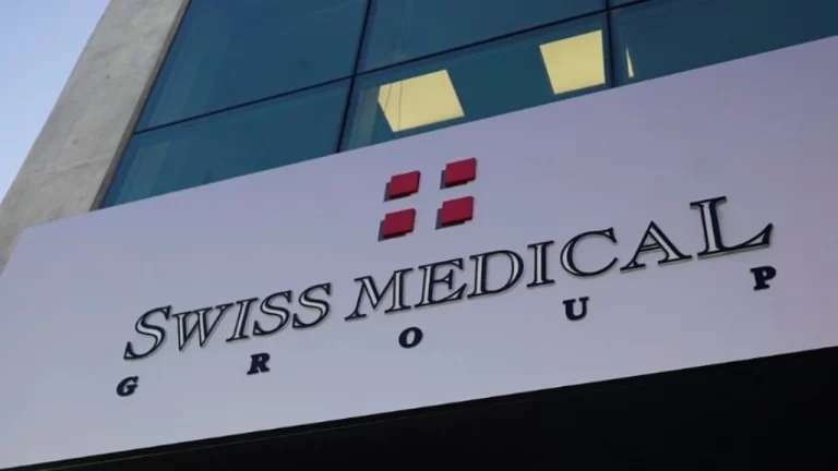 Swiss Medical anuncia una baja en las cuotas tras intervención gubernamental.