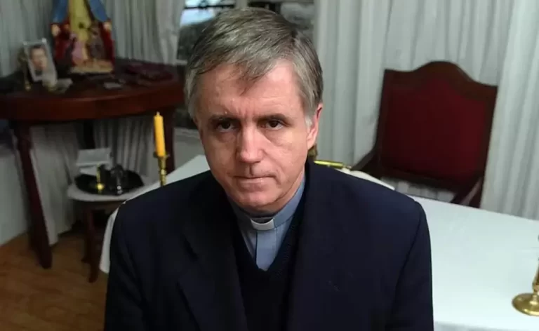 La polémica estrategia del Padre Grassi por la libertad condicional