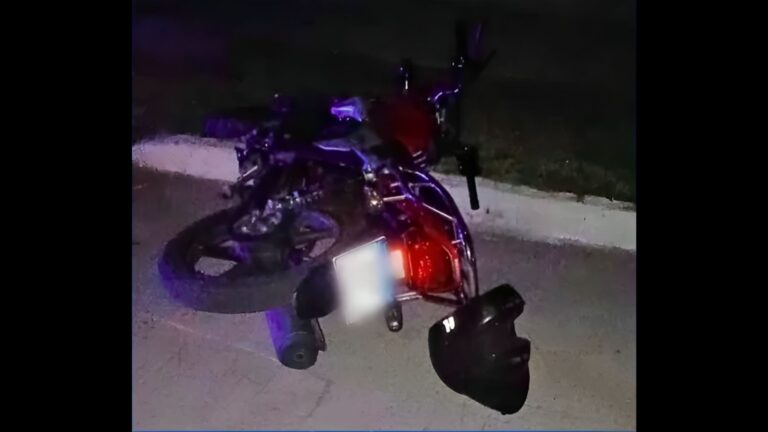 Tragedia en Villa Mercedes: Un motociclista sin casco murió tras impactar contra un poste