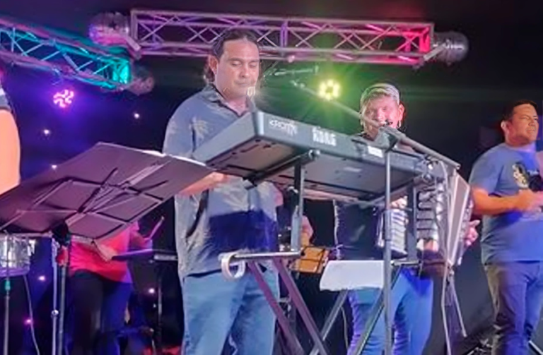 Darío Fernandez, el líder de "La Roger Band", se descompensó en el escenario y murió