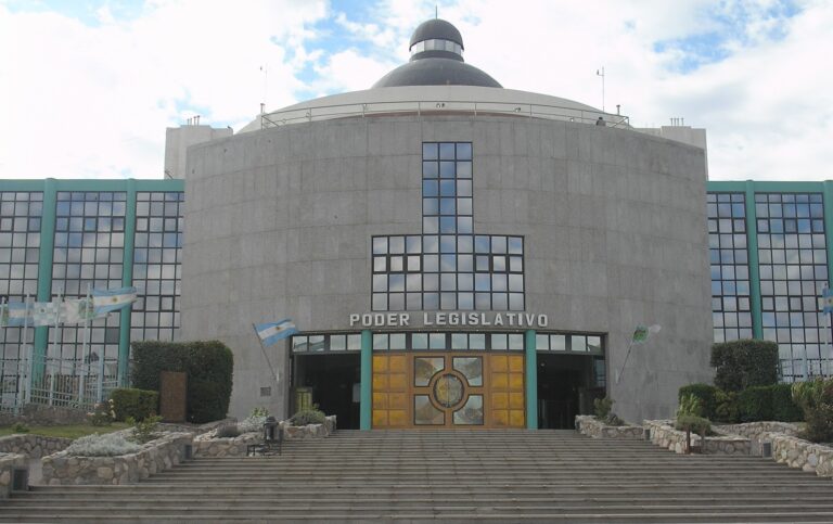 Senadores provinciales derogaron la ley parajes