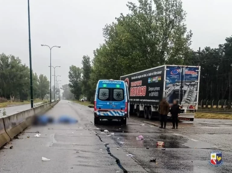Dos jóvenes pierden la vida al colisionar su motocicleta con un camión