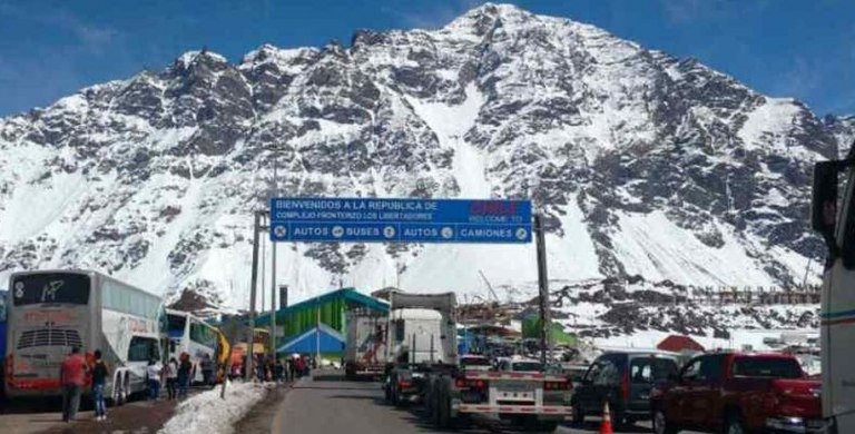 Cerraron las fronteras a Chile por posibles nevadas intensas, turistas quedaron varados