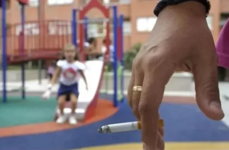 Prohíben fumar en plazas y parque en Mendoza