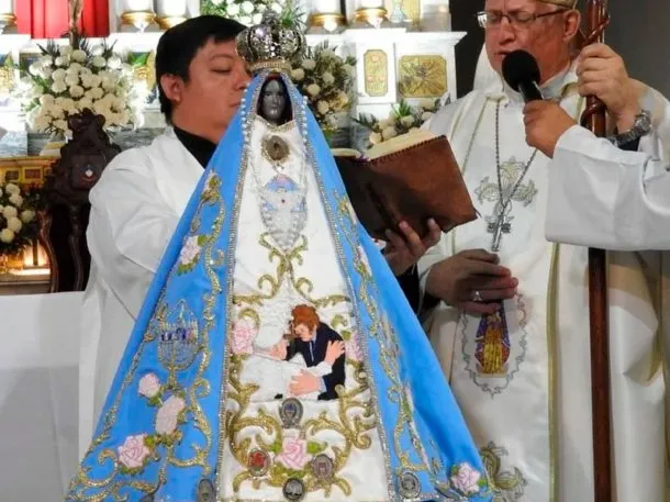 Polémica en Catamarca: Bordado de Javier Milei en el manto de la Virgen del Valle