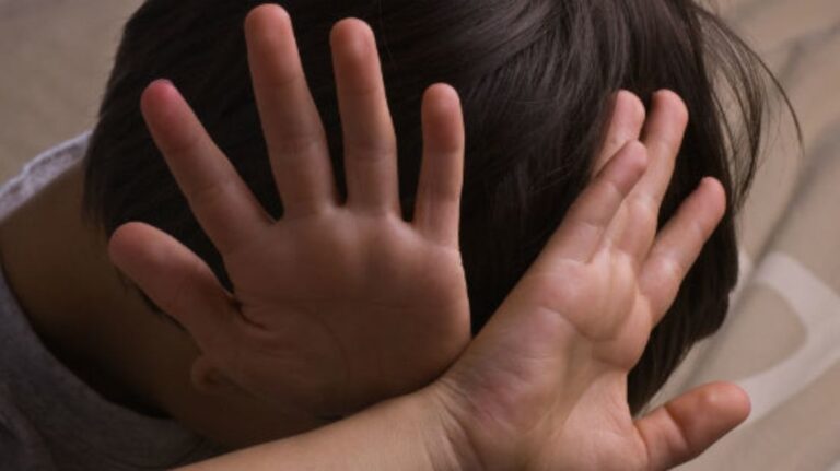 Niño encontrado en condiciones deplorables en Santa Cruz: detienen al padre por tentativa de homicidio