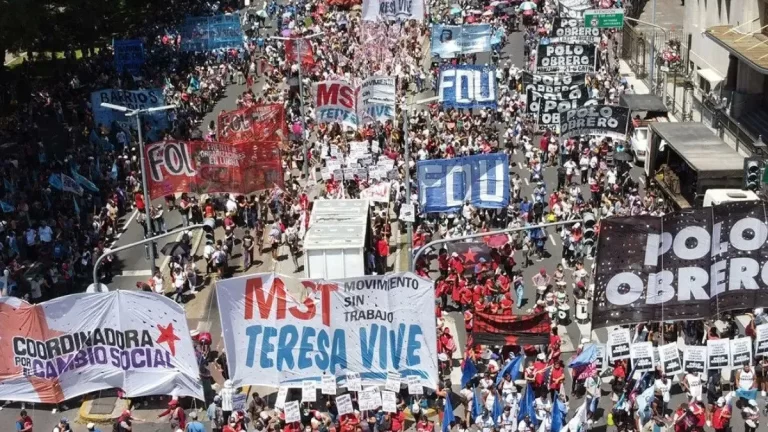 Violencia en protesta: Auto incendiado en la 9 de Julio