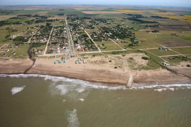 Dos policías saquearon una casa y usan patrullero para cargar el botín