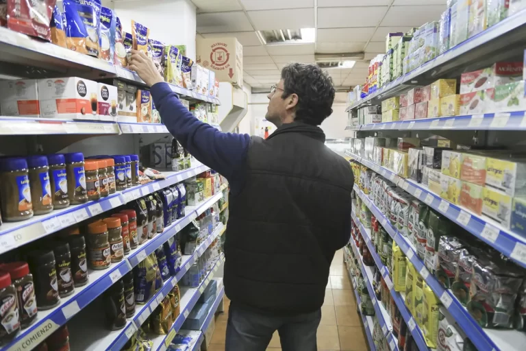 Deflación en Canasta Básica Impulsa una Baja de Tasas