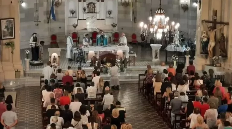 Drama en la Parroquia: bebé recién nacido dejado en la iglesia durante ceremonia religiosa
