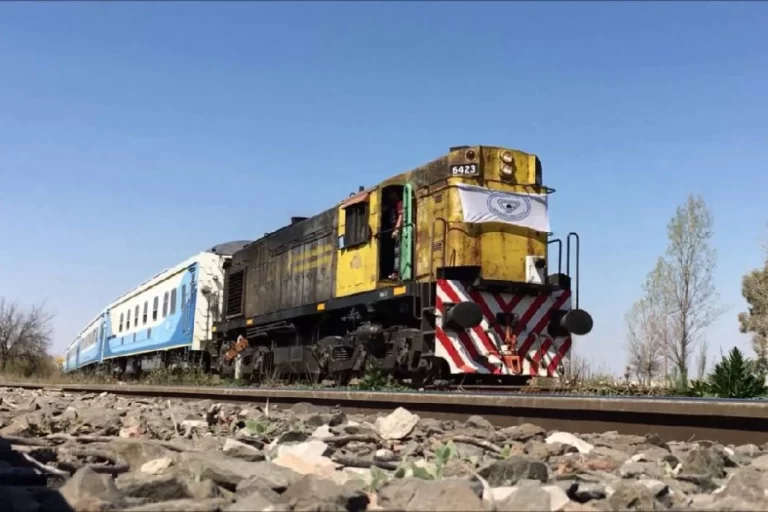 Solidaridad sobre rieles: tren cargado de donaciones llega a Villa Mercedes