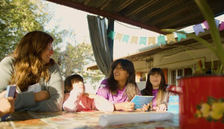 Fabiana Rodríguez va en canoa a dar clases y tiene asistencia perfecta