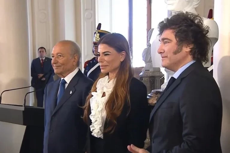 Emotiva inauguración del busto de Menem