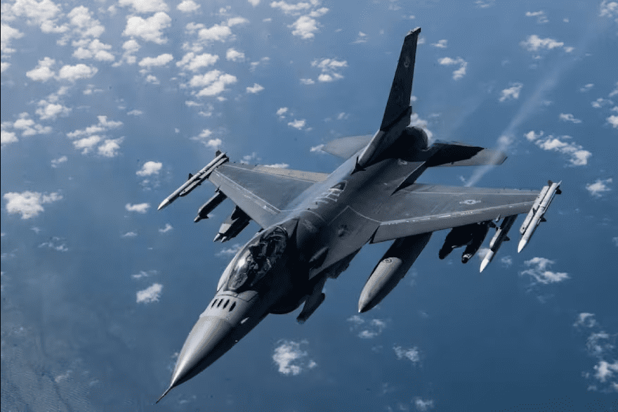 Milei va por más aviones, helicópteros, tanques y submarinos