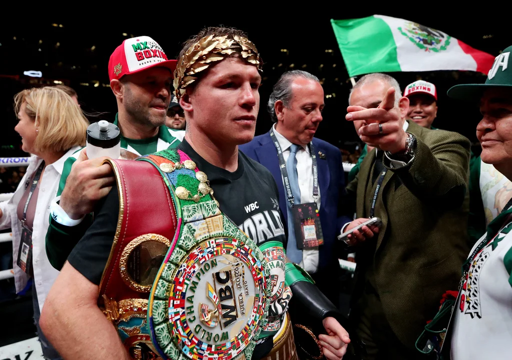 "Canelo" Álvarez retuvo sus títulos supermedianos por decisión unánime ante el mexicano Munguía
