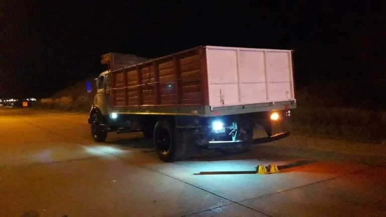 Viernes trágico: un motociclista pierde la vida al chocar con un camión en San Luis